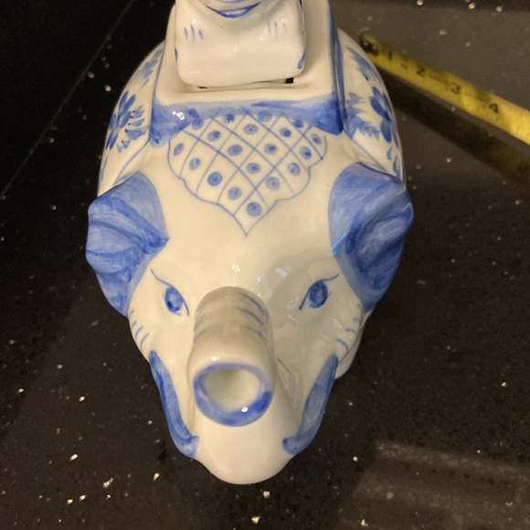 Elephant and Baby: Blue and White Floral Teapot Ceramic & Lid Vintage, Farmhouse - Picture 13 of 13